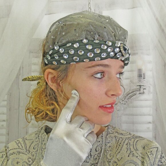 Flapper inspired headpiece, Gray softly ruffled short veil plus clear rhinestone - Picture 10 of 11